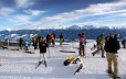 Ludzie na stoku narciarskim